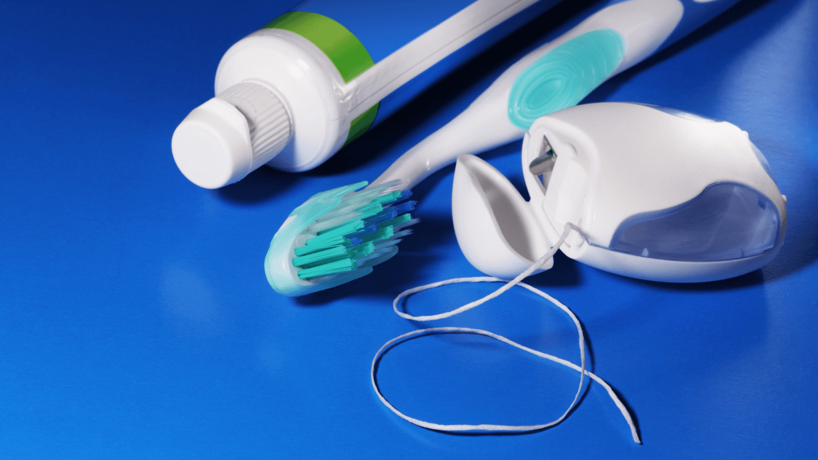 Igiene orale quotidiana: come scegliere spazzolino, dentifricio, filo e collutorio