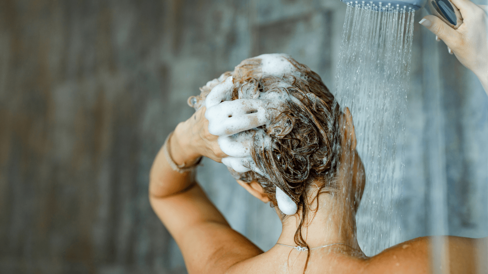 Guida ai prodotti per capelli: come orientarsi tra shampoo e trattamenti